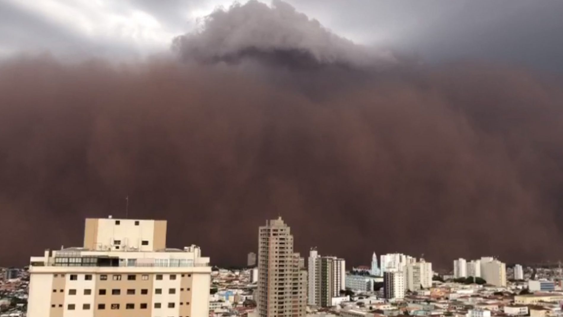 Tempestade de poeira também atinge cidades da região