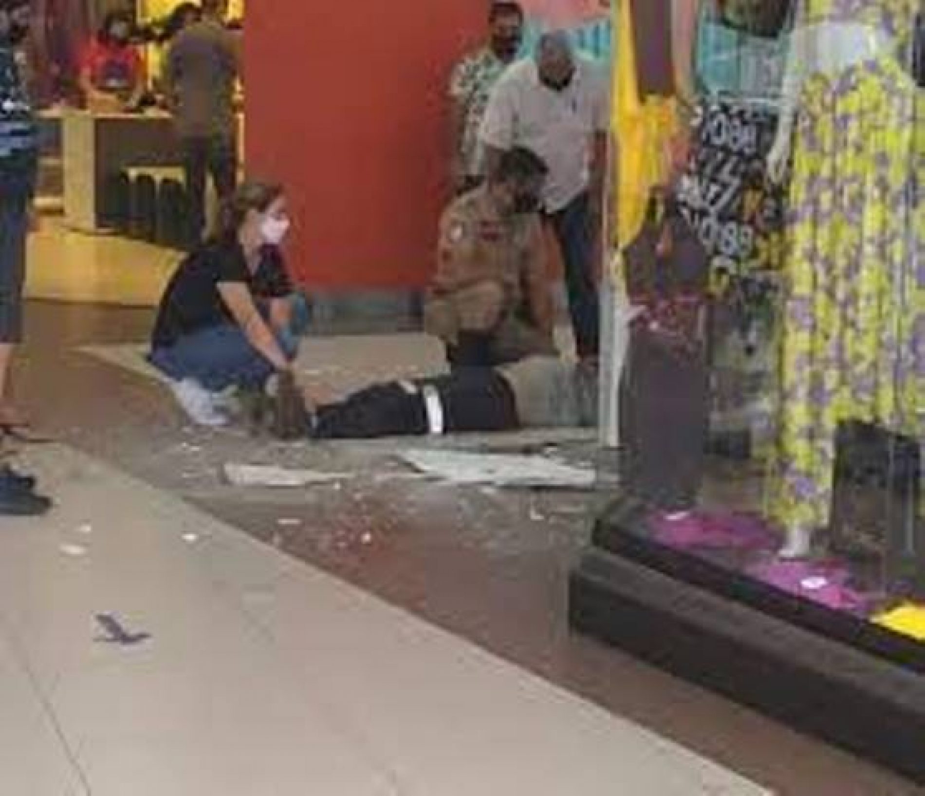 REGIÃO: Homem que realizava manutenção fica ferido após cair de telhado de shopping