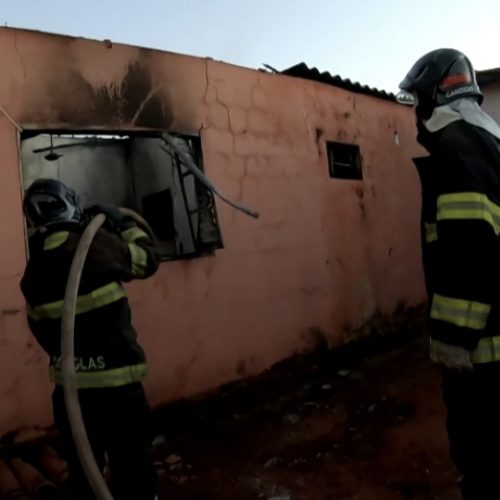 BARRETOS: Casa pega Fogo depois de uma criança de 4 anos ter sido ferida por uma bomba quando dormia