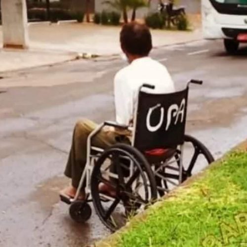BARRETOS: Após ser socorrido pelo SAMU, indivíduo furta cadeira de rodas na UPA para pedir esmolas na 43