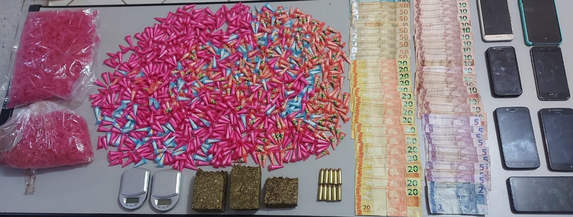 BARRETOS: Operação policial prende quatro pessoas, apreende um quilo e meio de drogas, munições e outros objetos no “Barretos 2”