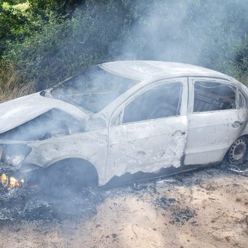 BARRETOS: Ladrões roubam dinheiro a ateiam fogo em carro de motorista de aplicativo