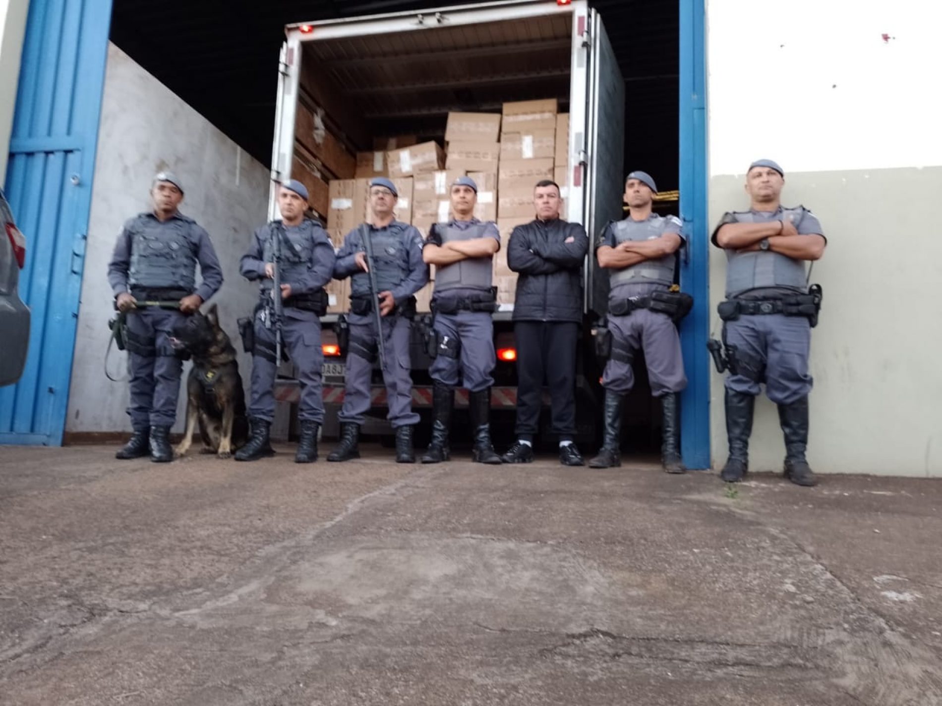 BARRETOS: Polícia apreende caminhão com carga de cigarro no Distrito Industrial I