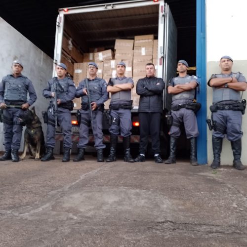 BARRETOS: Polícia apreende caminhão com carga de cigarro no Distrito Industrial I