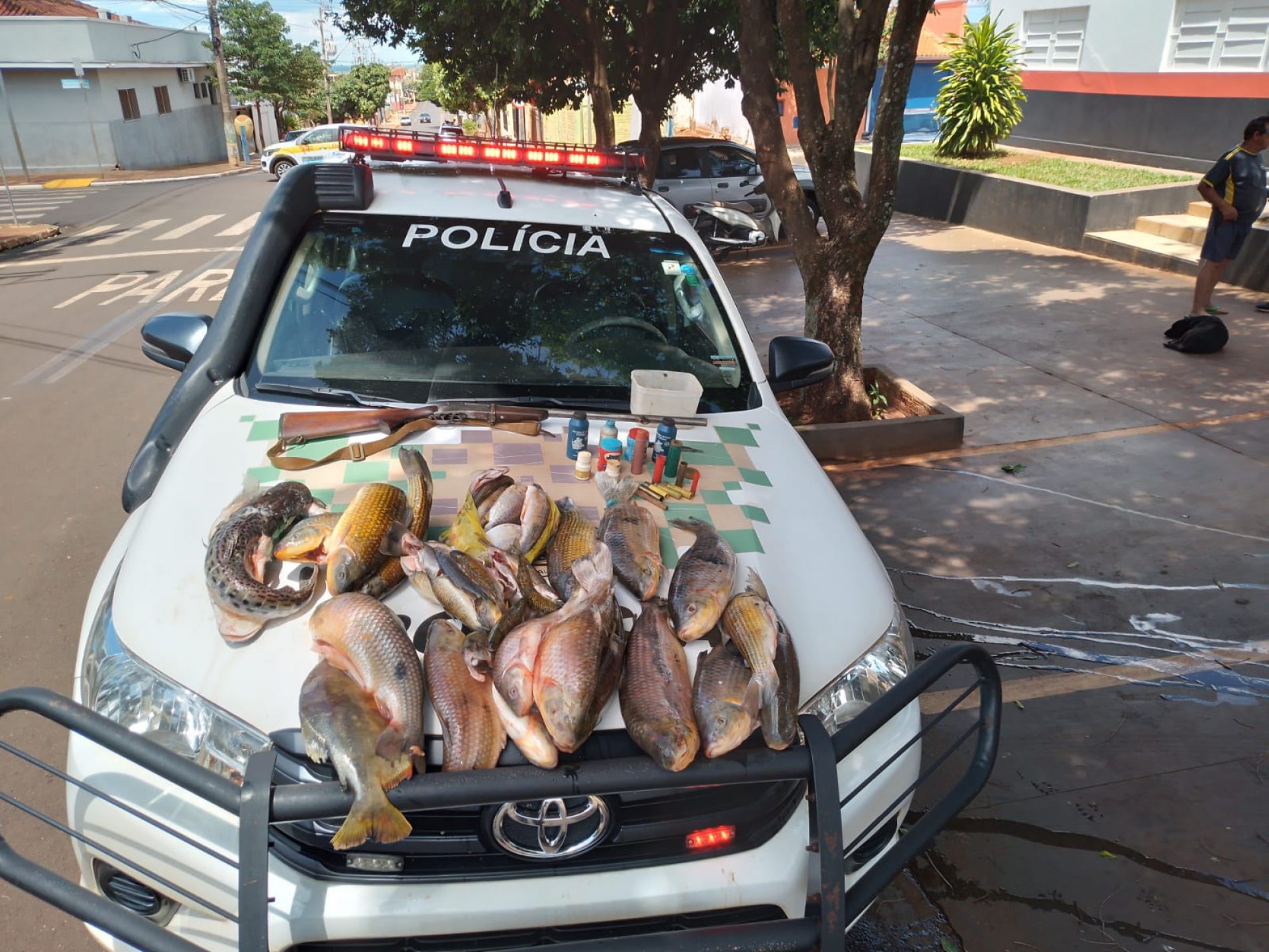 COLOMBIA :Homem é preso pescando no Rio Grande e polícia aprende peixes, arma e diversos outros objetos