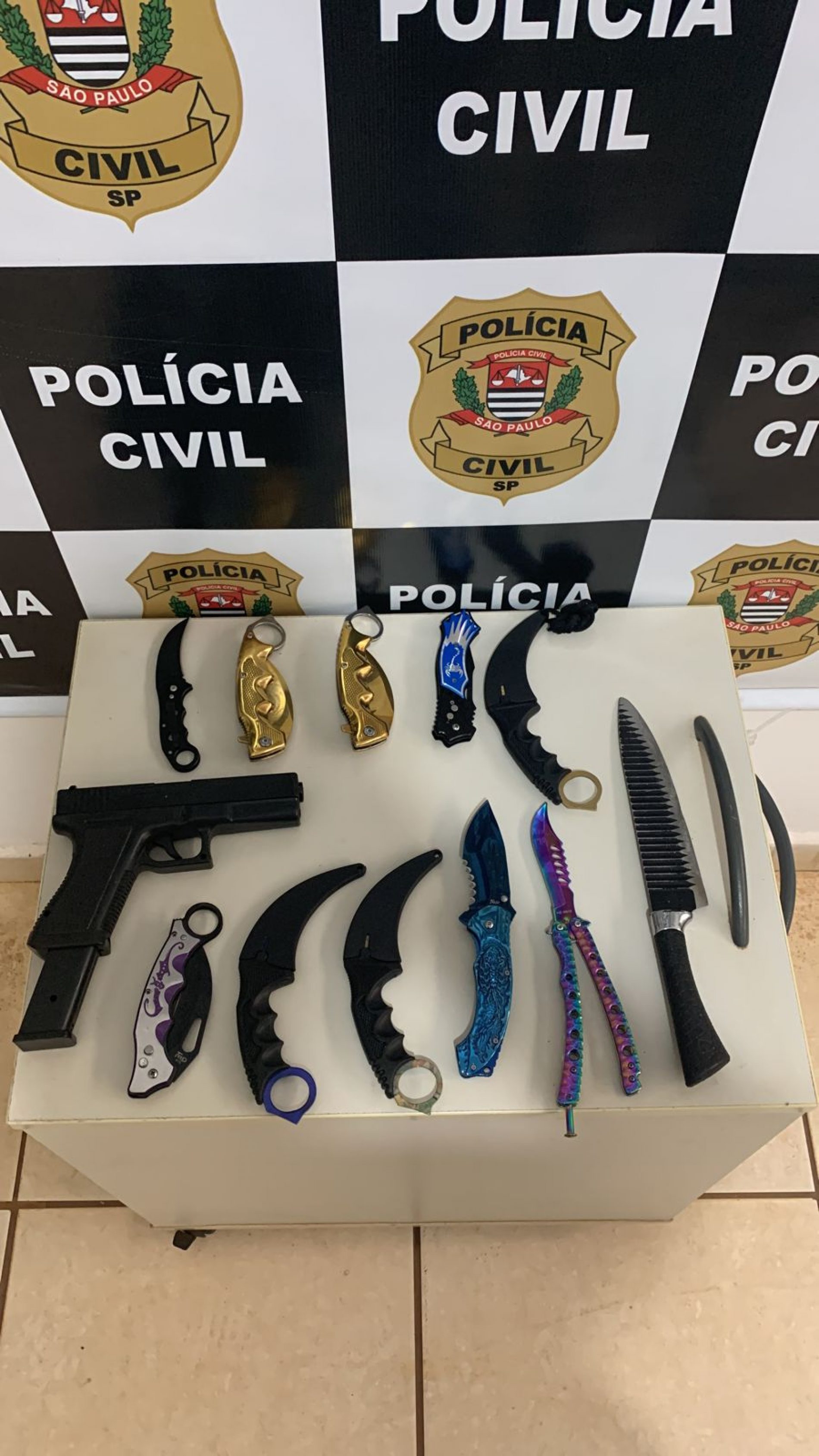 Policia Civil de Colina apreende facas em residências de dois adolescentes em investigação sobre ameaças de ataques a escola
