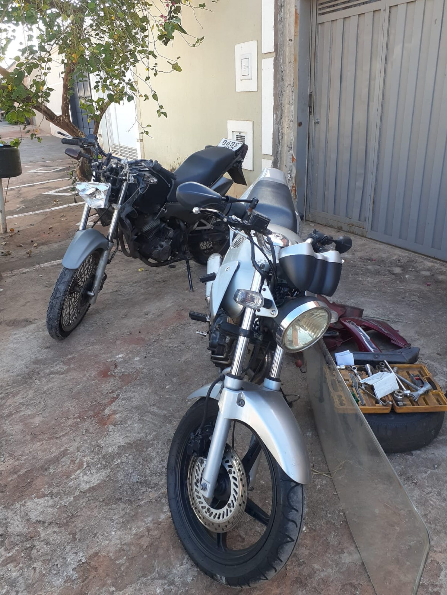 Polícia localiza motocicletas furtadas no interior de imóvel em construção